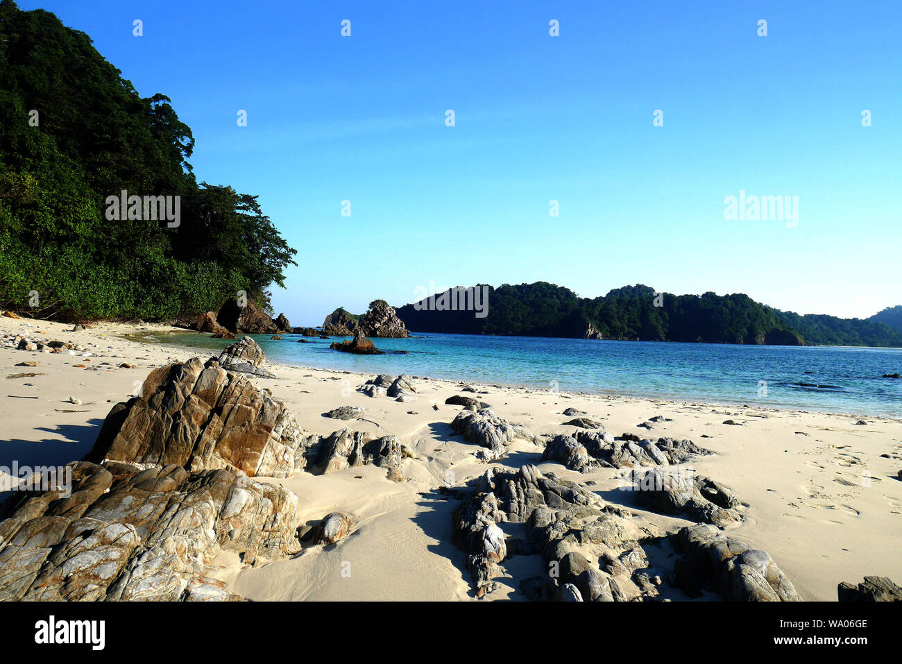 Ba Wei Insel besticht durch ihre schroffe Felsen und schroffen Felsformationen von kristallklarem Wasser. - Mergui Archipel (Boulder Island, Insel Stockfoto