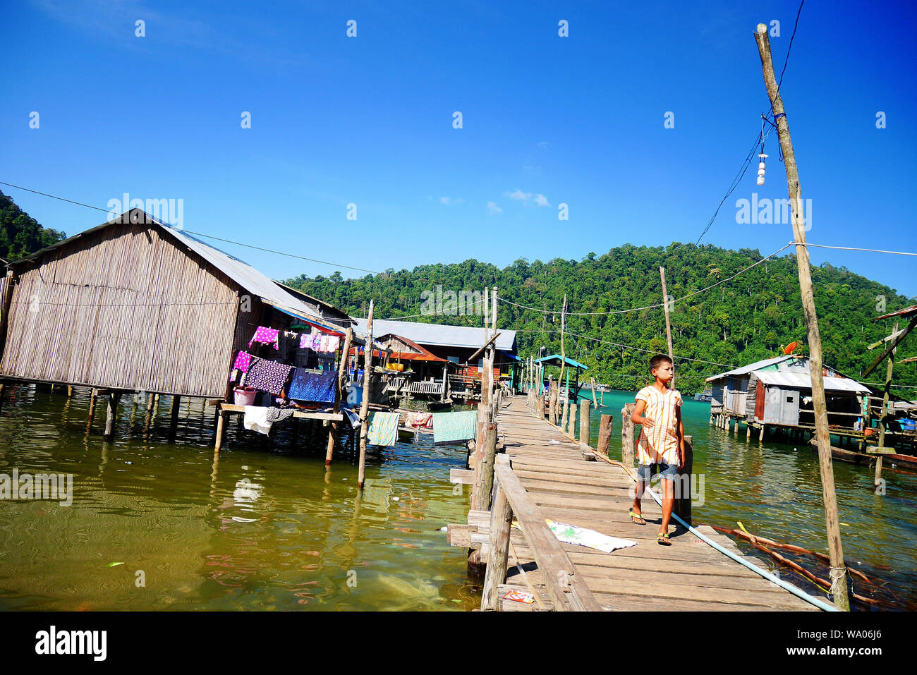 Nachdem sie von der myanmarischen Regierung zu vereinbaren überzeugt, die Indigenen Moken, baute einen idyllischen Dorf gestelzt Häuser über der Bucht von Stockfoto