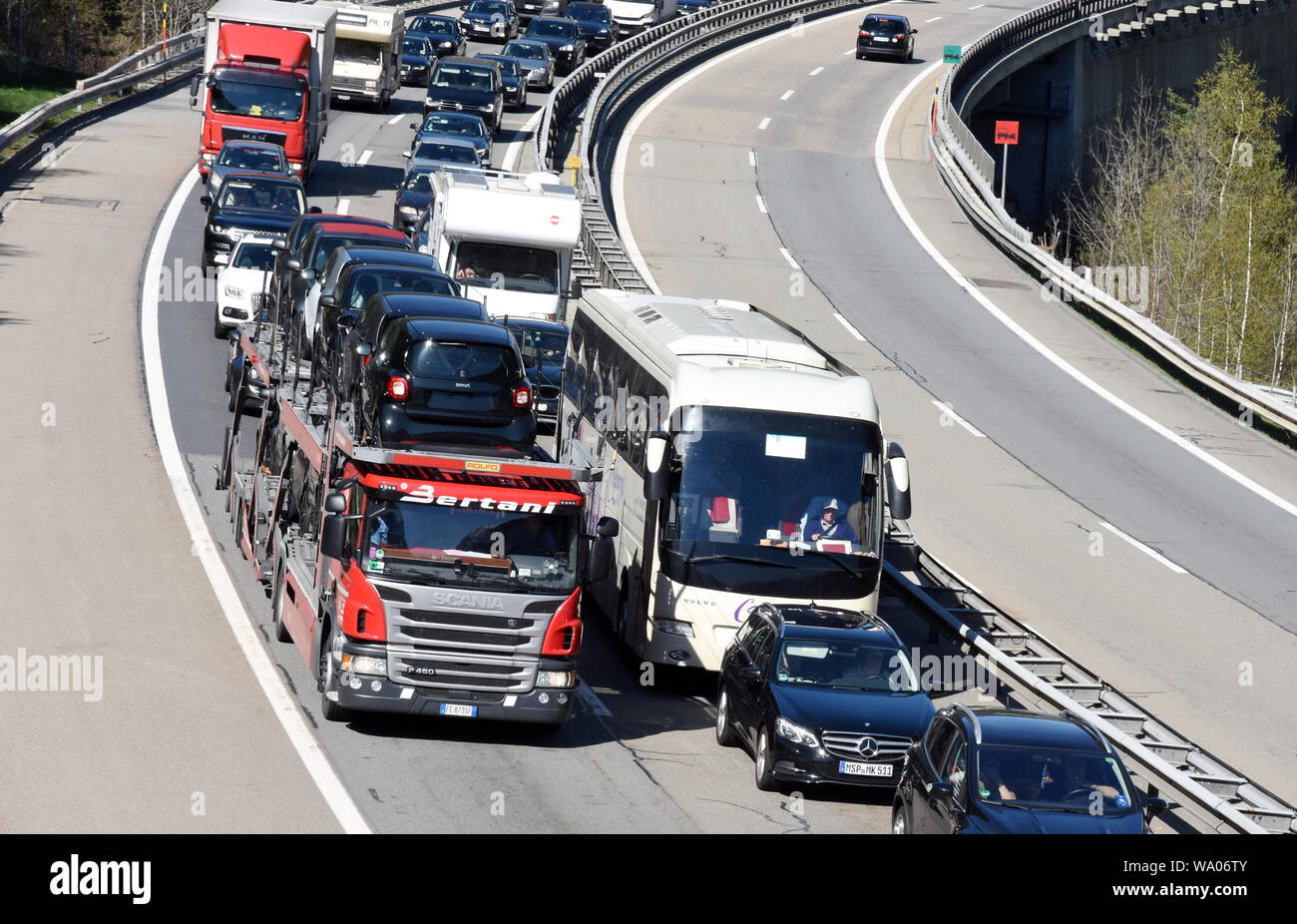 Wassen, Kanton Uri Schweiz, Stau auf der Gotthard-Autobahn, Autotransporter mit Gebrauchtautos, Verkehr, Strassenverkehr, Ocassionen, Automobile, Autohande Stockfoto