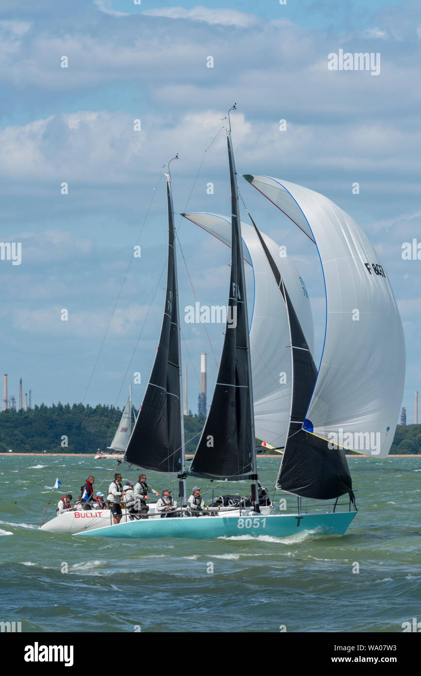 Yachten racing aus der Cowes auf der Isle of Wight während der jährlichen Woche Segelregatta Cowes Stockfoto