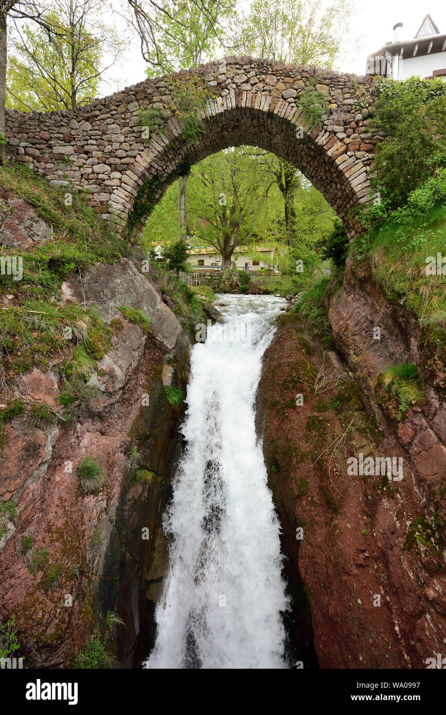 Wasserfall, steinerne Brücke, Les Fonts, Fluss, El Lloberget, La Pobla de Lillet Parc Natural de Cadi-Moixéro in der Provinz Barcelona, Katalonien, Spanien, 30. Stockfoto