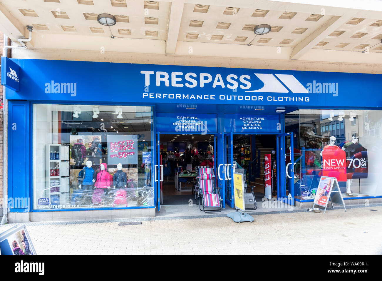 Trespass Performance Outdoor Clothing Store in Bristol's Shopping Quarter, Broadmead, Bristol City Centre, England, Großbritannien Stockfoto