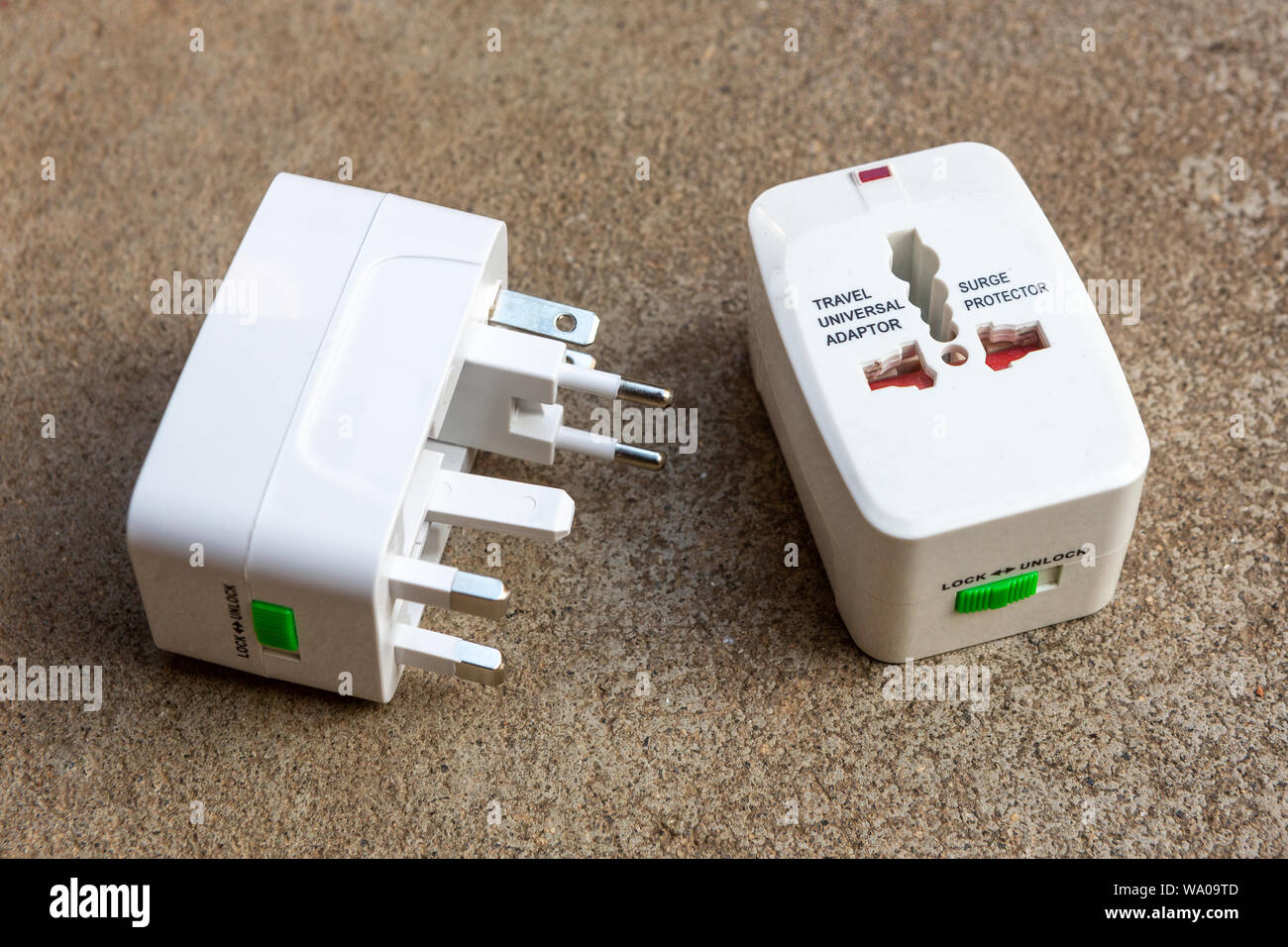 In der Nähe von Universal Steckdose stecker adapter für Reisen verwendet. Verwendet unterschiedliche Steckdosen weltweit angeschlossen werden. Elektrische adapter Isola Stockfoto