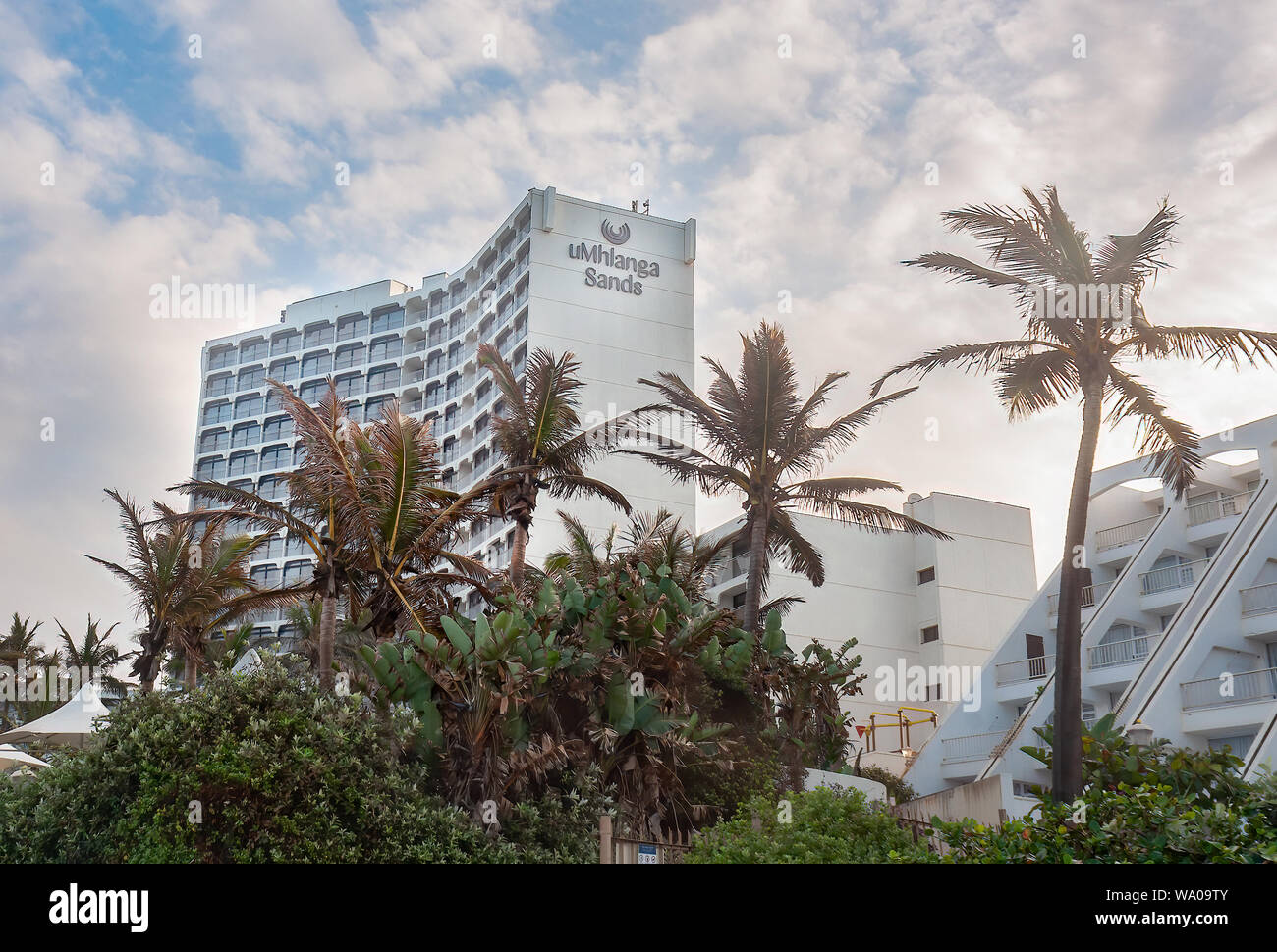 DURBAN, Südafrika - 12. AUGUST 2019: Umhlanga Sands Hotel in der Nähe der Strand in Umhlanga Rocks, in der Nähe von Durban, KwaZulu-Natal, Südafrika Stockfoto