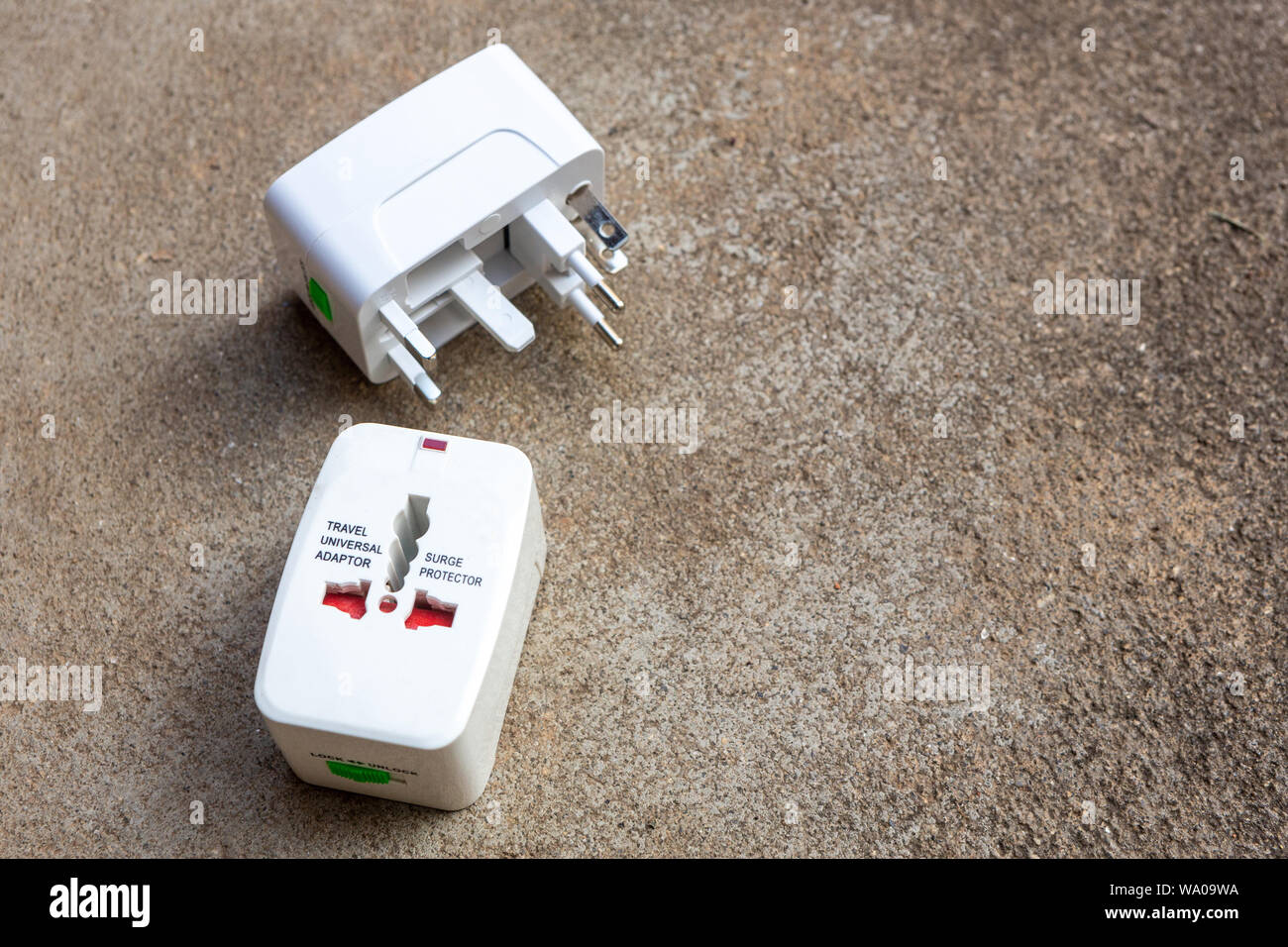 In der Nähe von Universal Steckdose stecker adapter für Reisen verwendet. Verwendet unterschiedliche Steckdosen weltweit angeschlossen werden. Elektrische adapter Isola Stockfoto