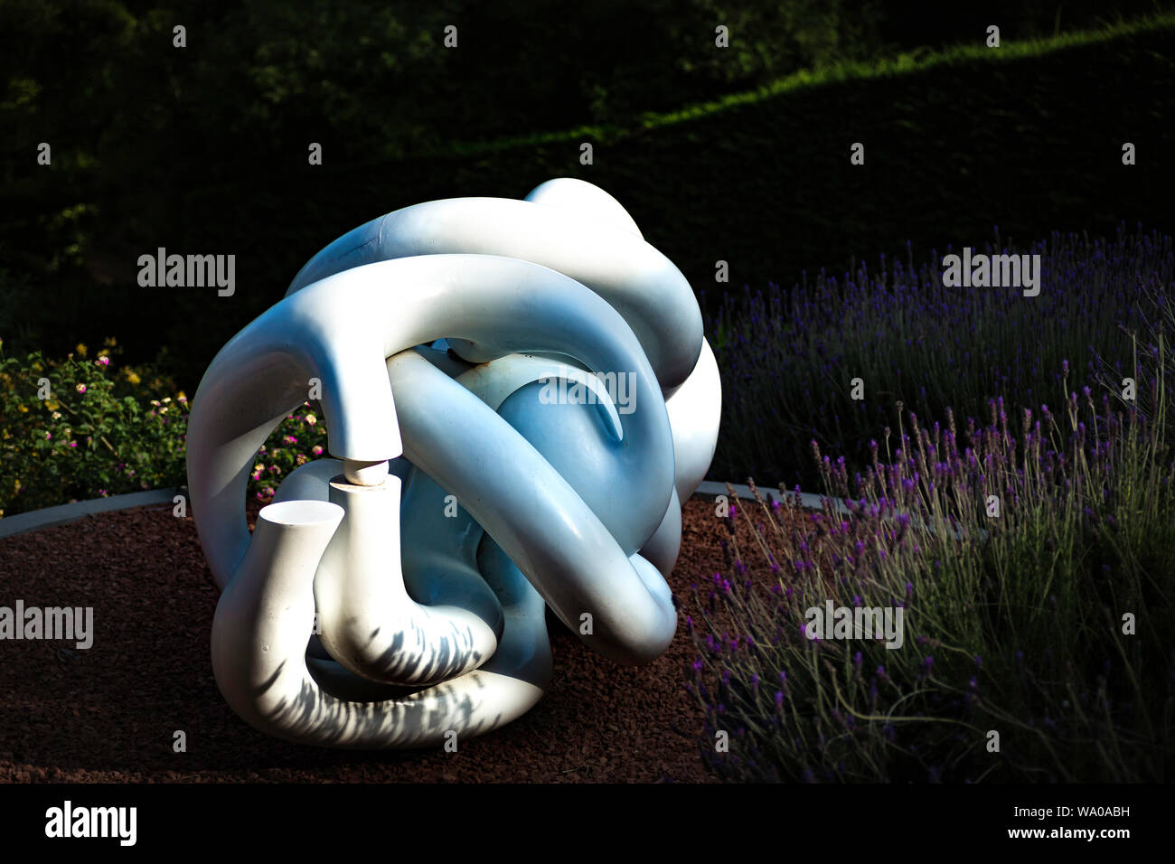 Einer der vielen interessanten Skulpturen im Garten am Cap Roig Stockfoto