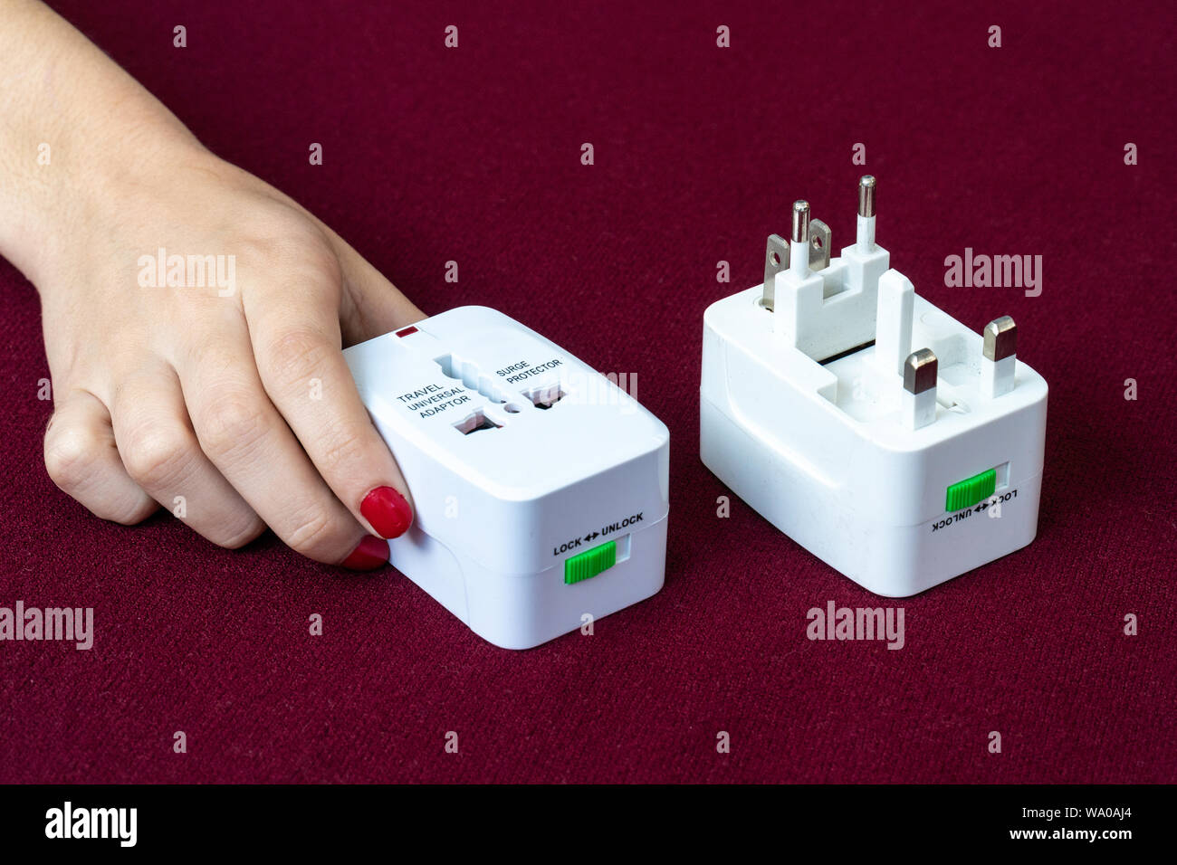 In der Nähe von Universal Steckdose stecker adapter für Reisen verwendet. Verwendet unterschiedliche Steckdosen weltweit angeschlossen werden. Elektrische adapter Isola Stockfoto