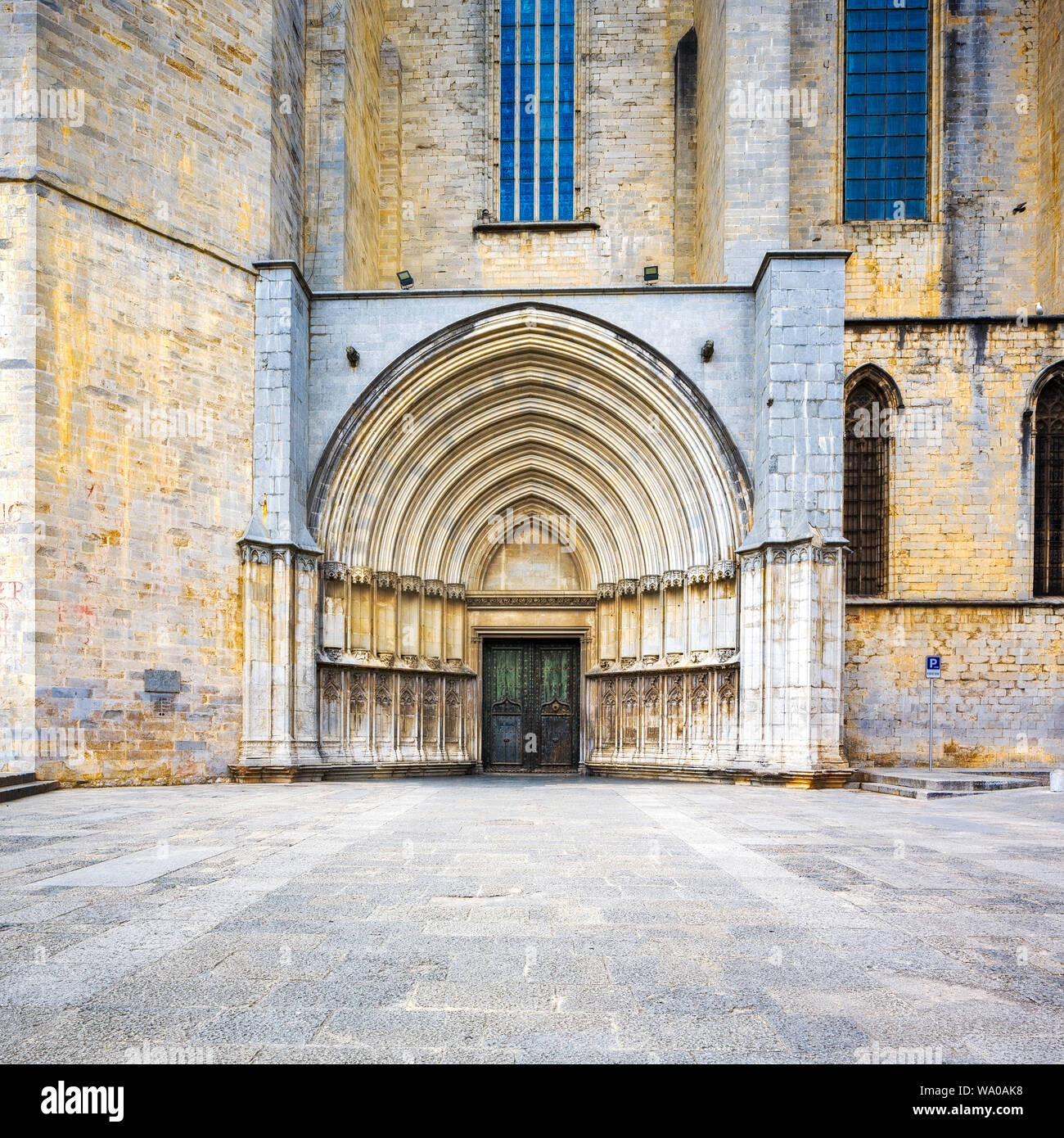 Die große Tür zu Aposteln Square von der Kathedrale von Girona Stockfoto