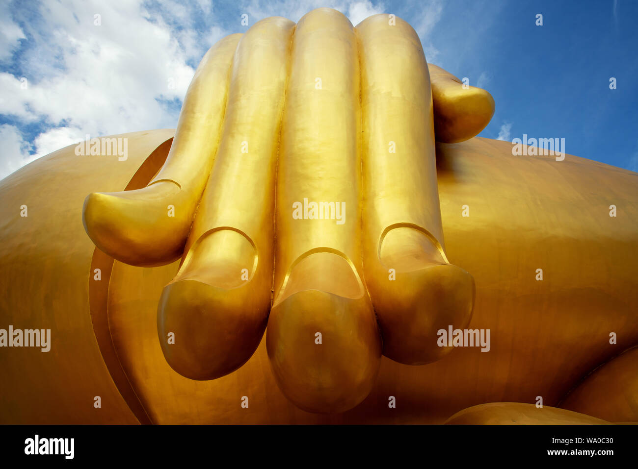 Golden Hand Buddha-statue Luang Phor Yai Wat Muang Thailand. Stockfoto