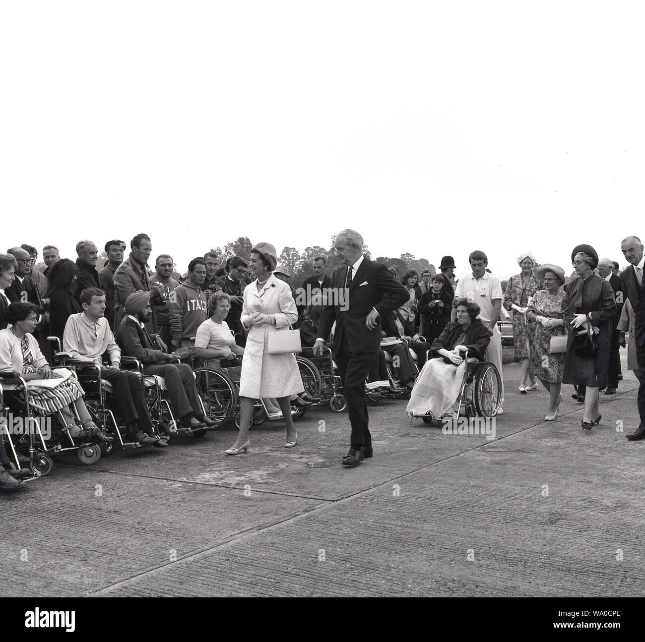 1967, historische, Prinzessin Marina auf dem Gelände des Stoke Mandeville Hospital, einen offiziellen Besuch der behinderten Wettbewerber, die sich an der von toke Mandeville Games", der Vorläufer zu den Paralympischen Spielen zu treffen. Das Krankenhaus revolutioniert die Behandlung für Menschen mit Rückenmarksverletzungen und ist der Geburtsort des modernen Paralympischen Bewegung, Stockfoto
