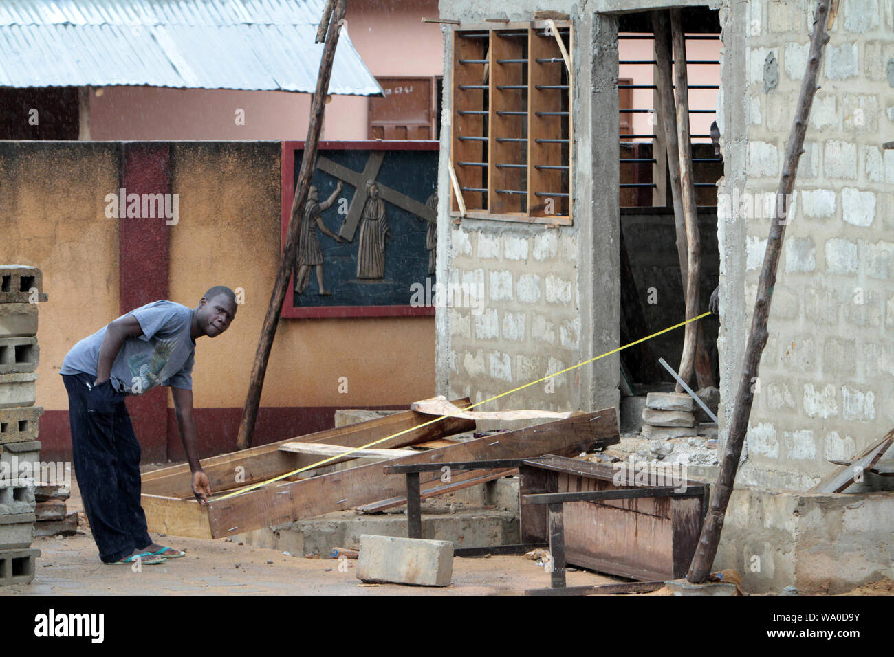 Ouvrier travaillant sur un de Bau chantier. Ouidah. Bénin. /Arbeiter arbeiten auf einer Baustelle. Ouidah. Benin. Stockfoto