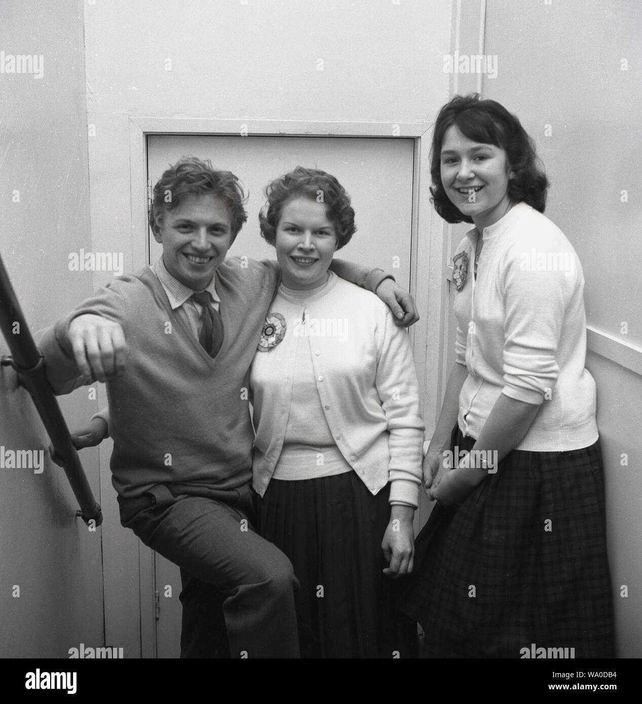 1958, historische, auf einer Treppe, der englische Sänger Tommy Steele mit zwei seiner jungen weiblichen Fans. Geboren Thomas Hicks in Bermondsey, London 1936, Tommy Steele, wie er bekannt wurde, war der erste teen Idol und Rock and Roll Star in Großbritannien. Stockfoto