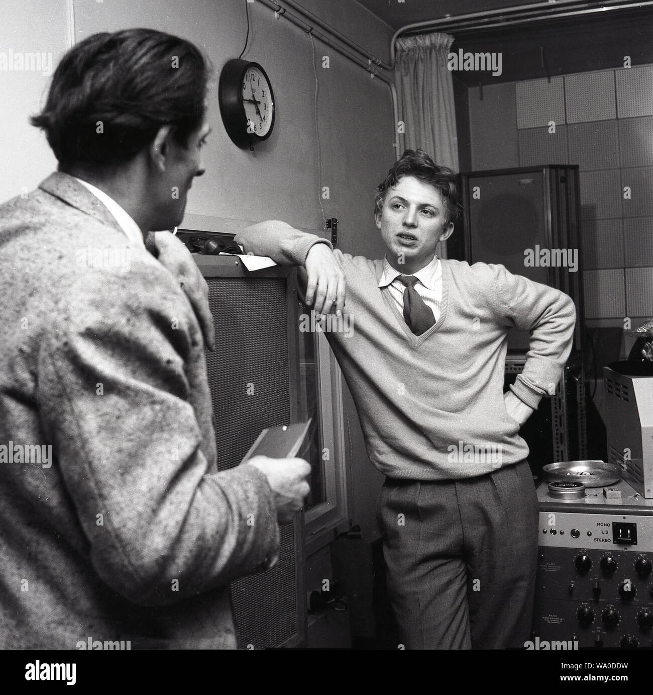 Ende der 1950er Jahre, historische, britischer Sänger Tommy Steele im Gespräch mit einem Journalisten in einem Aufnahmestudio, London, England, UK. Geboren Thomas Hicks in Bermondsey, London 1936, Tommy Steele, wie er bekannt wurde, war der erste teen Idol und Rock and Roll Star in Großbritannien. Stockfoto