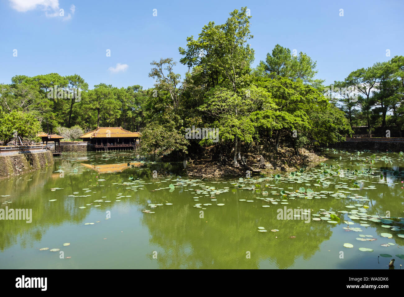 Luu Khiem See und Tinh Khiem Insel an der Tu Duc Grab komplex. Farbton, Thừa Thien-Hue Provinz, Vietnam, Asien Stockfoto