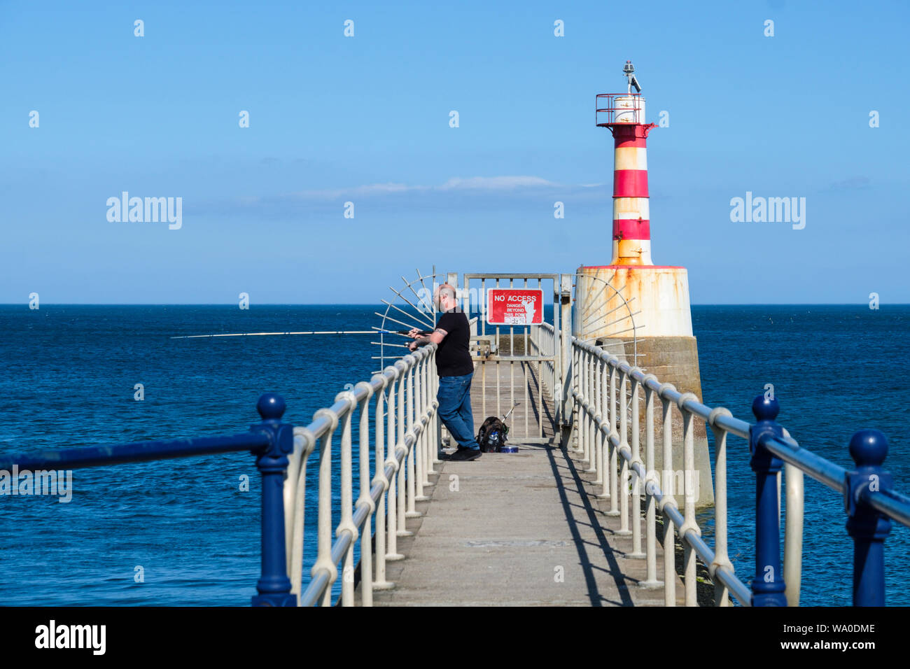 Angeln im Meer von einem Pier. Stockfoto