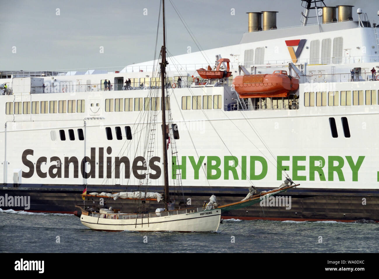 Hybrid Scandlines Fähre über die Ostsee, Menschen und Rettungsboote auf dem oberen Deck, Rostock Deutschland Stockfoto