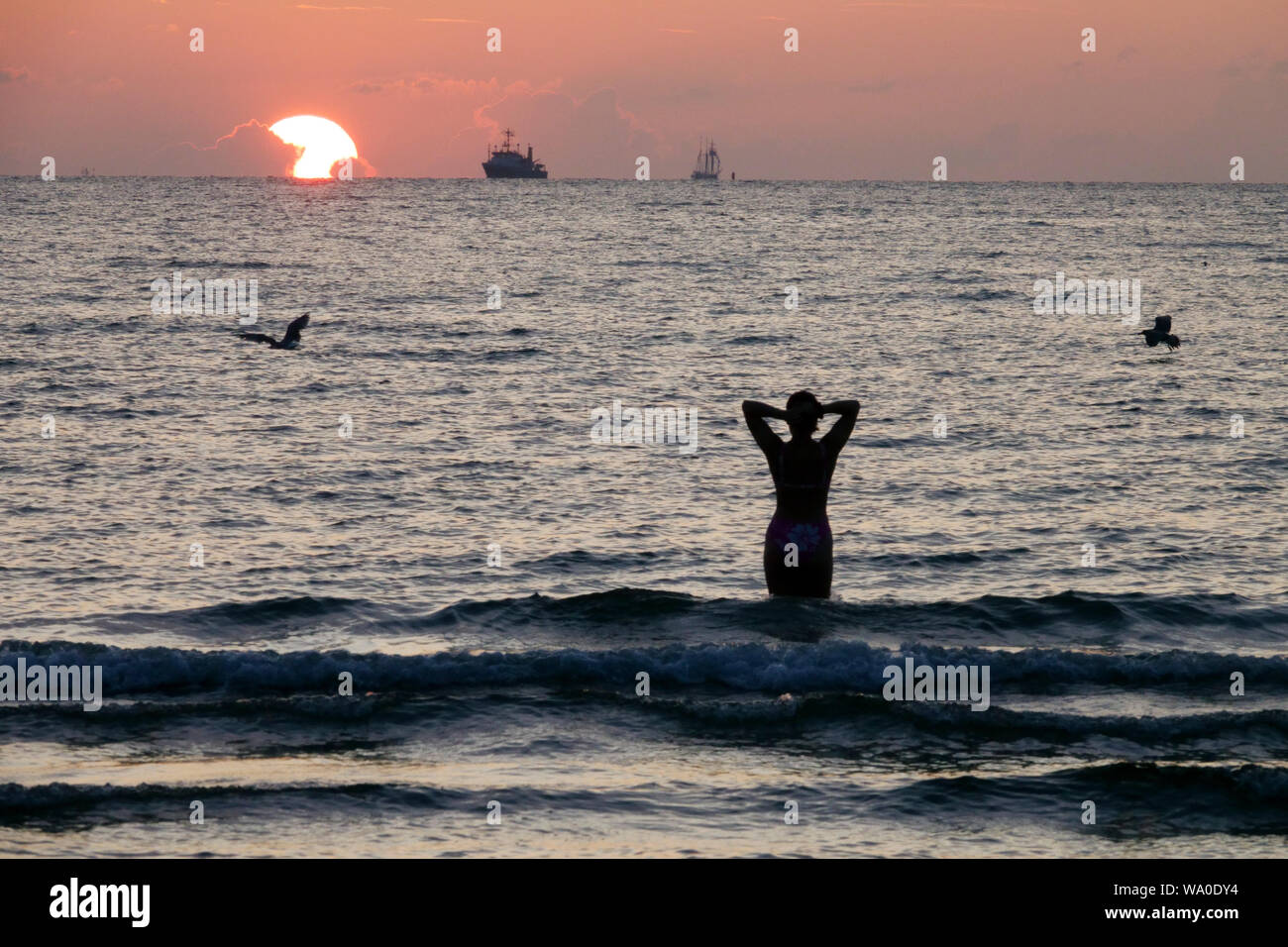 Silhouette der Frau Sunset Sea allein Warnemunde, Rostock, Deutschland ostsee Strand Sommer Strand Lifestyle Stockfoto