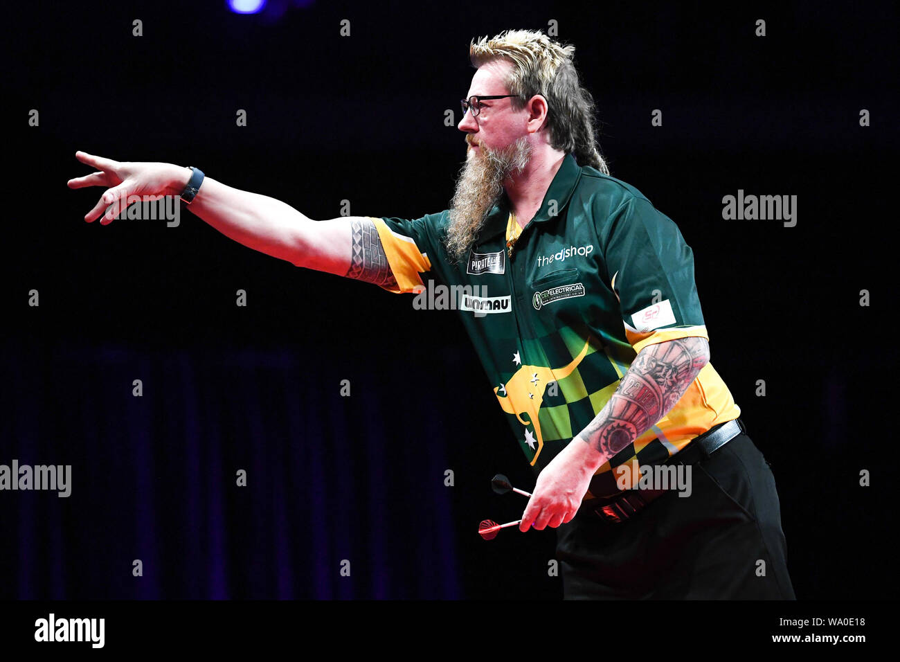 16. August 2019; Die Arena, Hisense Arena in Melbourne, Melbourne, Victoria, Australien; Professional Darts Corporation, Melbourne Dart Meister; Simon Whitlock wirft in seinem Match gegen Mick Lacey - redaktionelle Verwendung. Stockfoto