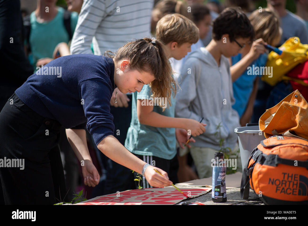 Berlin, Deutschland. 16 Aug, 2019. Deutsche Klima Aktivist Luisa Neubauer (l) Farben ein Poster während der Klima Demonstration "Freitags für Zukunft' im invalidenpark. Credit: Monika Skolimowska/dpa-Zentralbild/ZB/dpa/Alamy leben Nachrichten Stockfoto