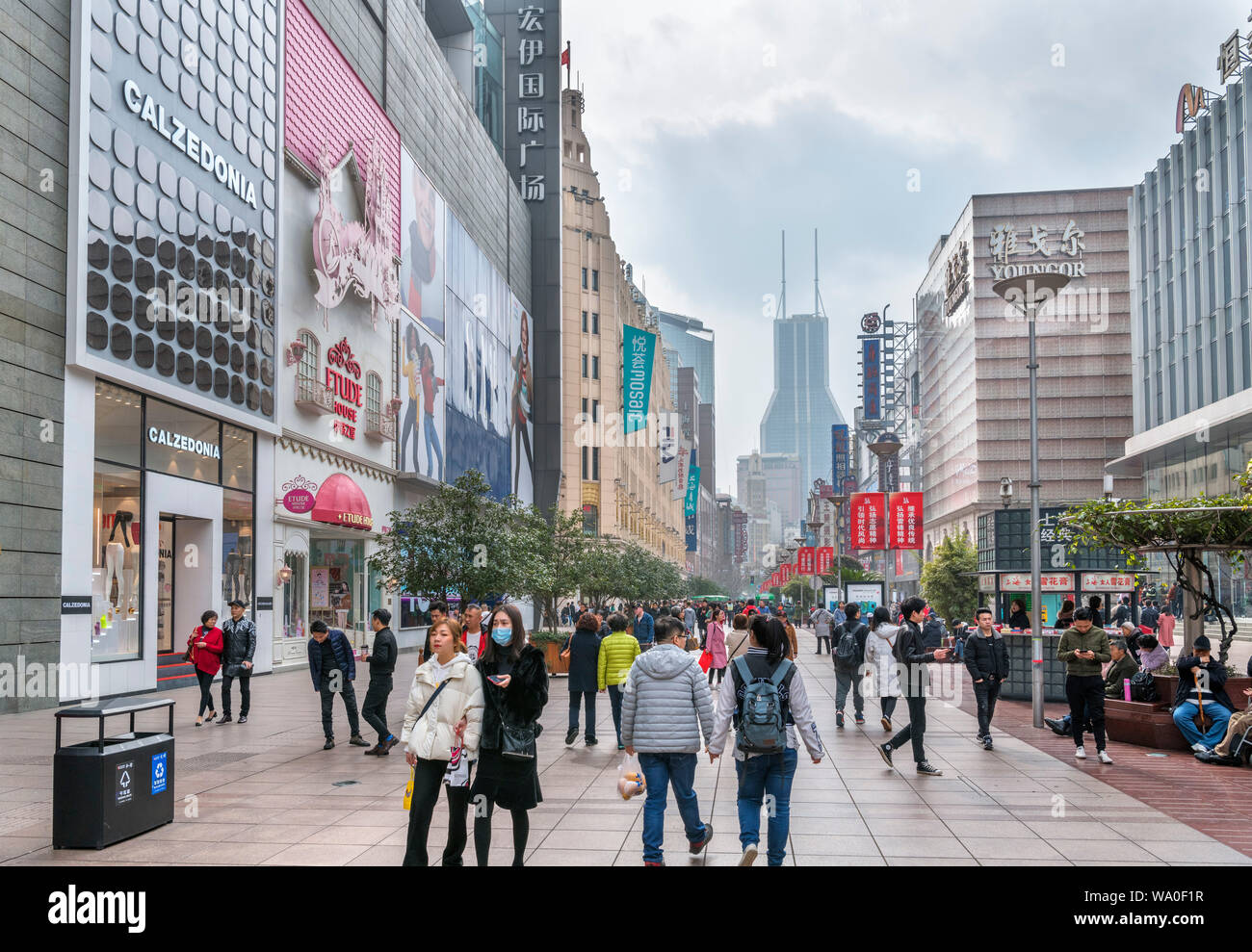 East Nanjing Road, eine der belebtesten Straßen der Stadt, Shanghai, China Stockfoto