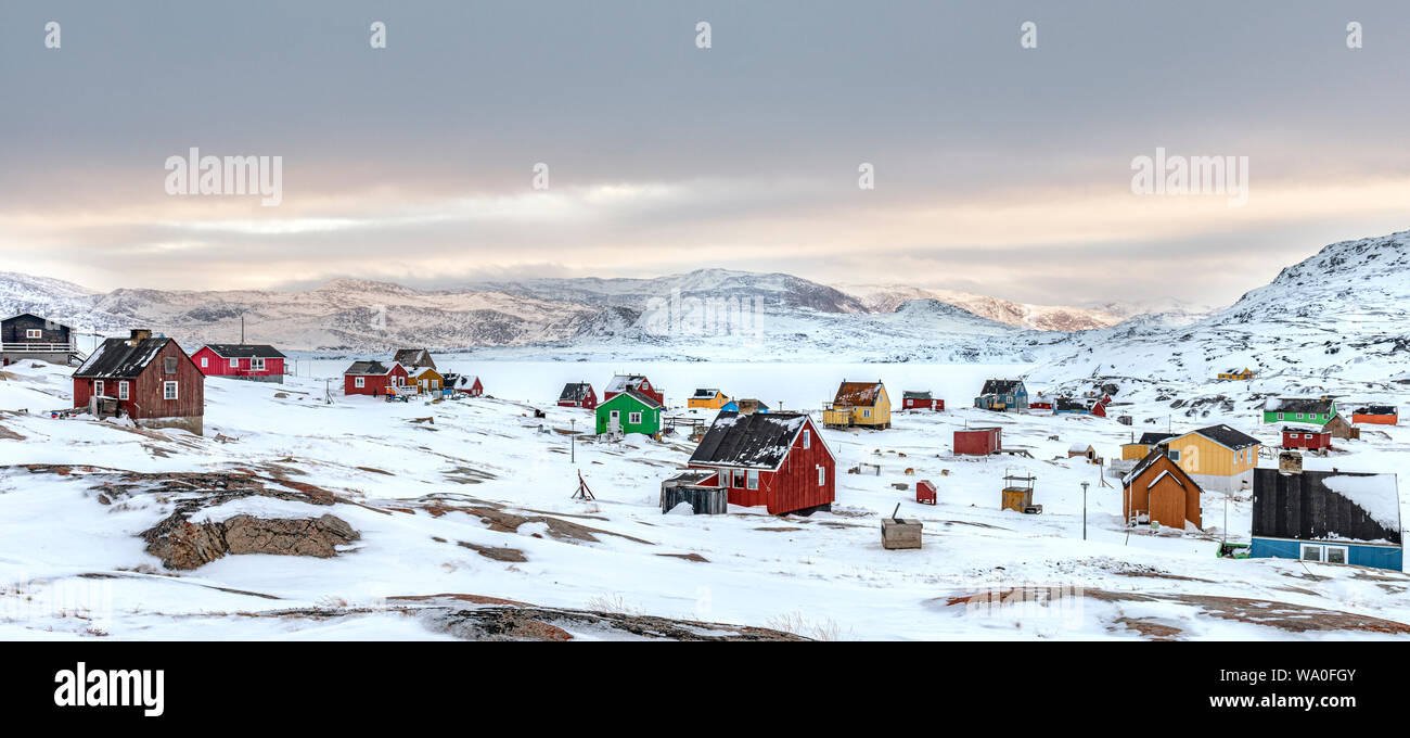 Bunte Häuser in die kleine Inuit Siedlung Rodebay, Westgrönland Stockfoto