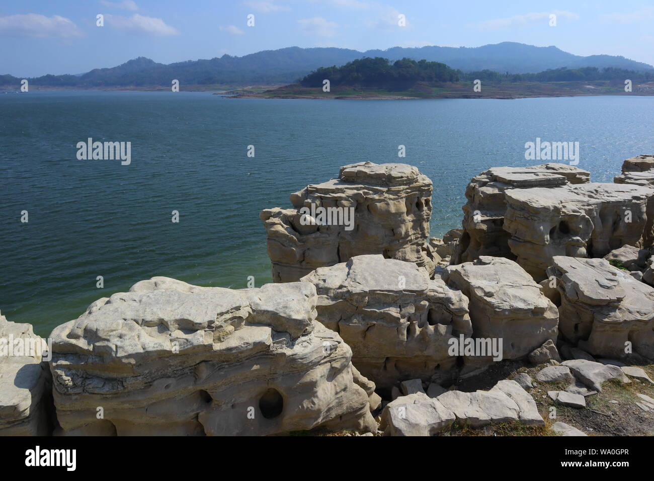 Wadaslintang Reservoir in Wonosobo Bezirk von Felsen umgeben, die zentrale Quelle für die lokale Gemeinschaft Stockfoto