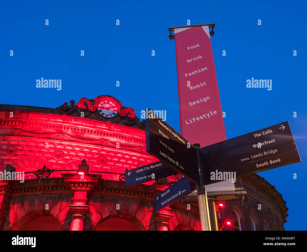 Die Corn Exchange beleuchtet durch rote Lichter in der Dämmerung Leeds West Yorkshire England Stockfoto