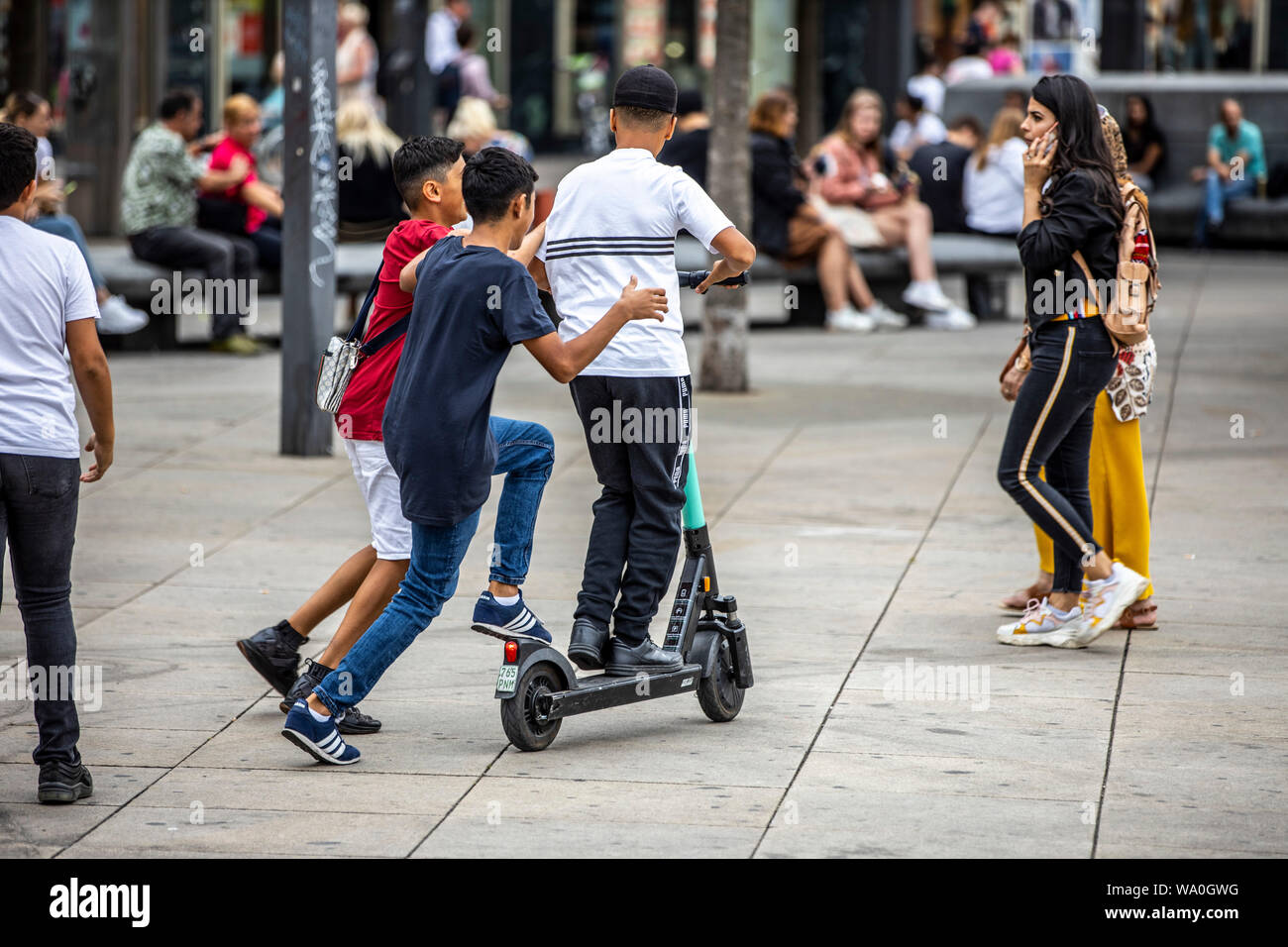 E-Scooter, Elektro Roller, Roller, Fahren, am Alexander Platz in Berlin 3 Personen auf einem Motorroller, Stockfoto