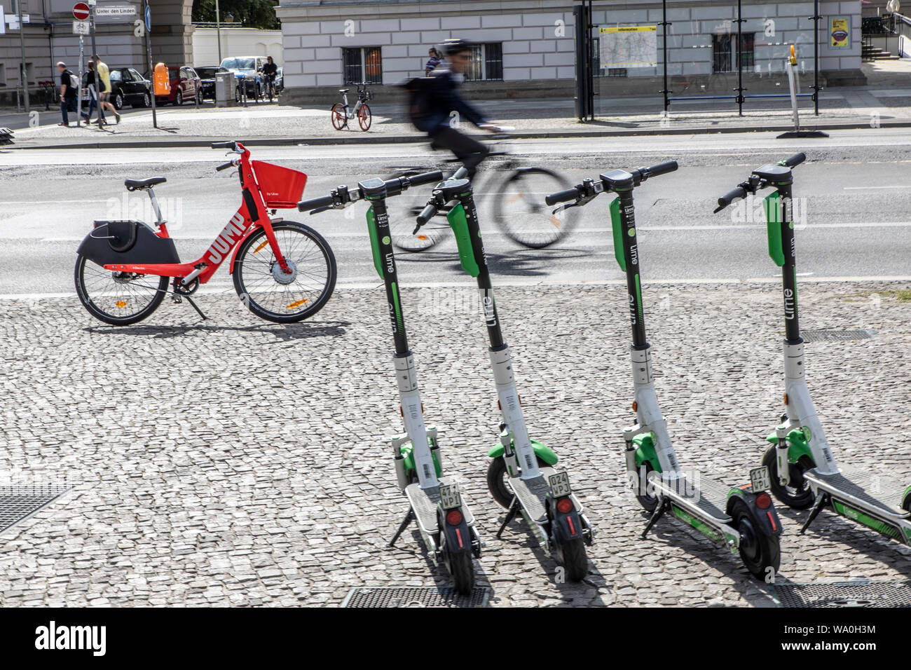 E-Scooter, Elektroscooter, Elektroroller, Berlin, Fernsehturm, Stockfoto