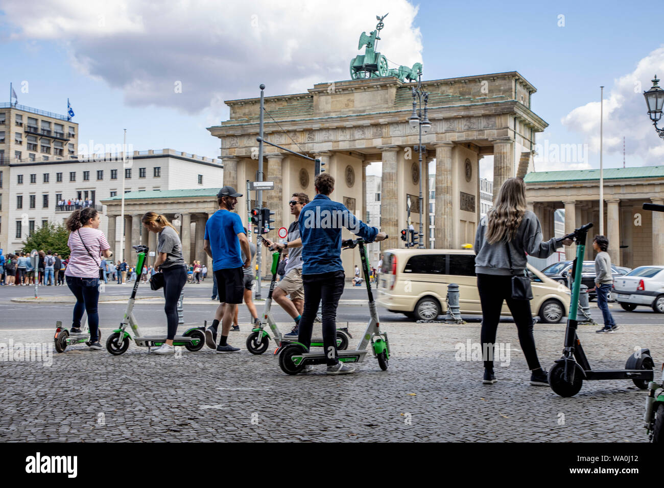 Elektro-Roller, E-Scooter, E-Roller, vor dem Brandenburger Tor in Berlin. Stockfoto
