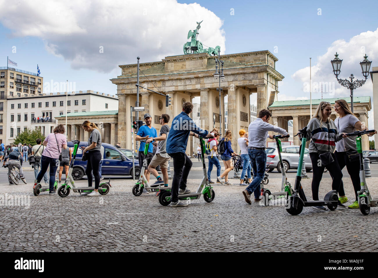 Elektro-Roller, E-Scooter, E-Roller, vor dem Brandenburger Tor in Berlin. Stockfoto