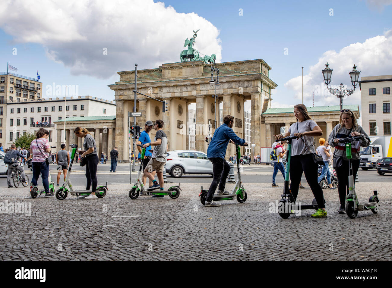 Elektroroller, vor dem Brandenburger Tor in Berlin. Stockfoto