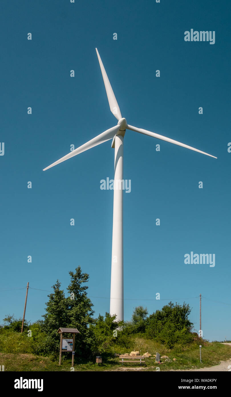 Windenergieanlage Detail auf blauem Hintergrund - Energie sparen. Stockfoto