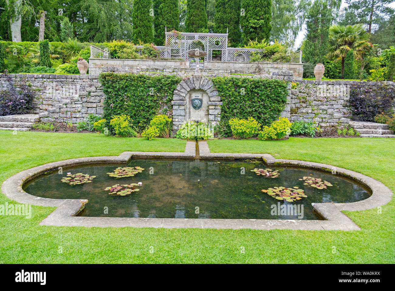 Die italienischen Garten an Plas Newydd Country House, die an den Ufern der Menai Straits, Anglesey, Wales, UK sitzt Stockfoto