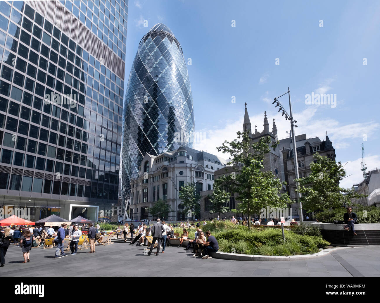 London, UK, August 2019 - zum Mittagessen in der Stadt, angenehmen Platz, wo die Arbeiter von Aviva Gebäude und St Mary Axe, und Lloyds Sonnenschein genießen Stockfoto