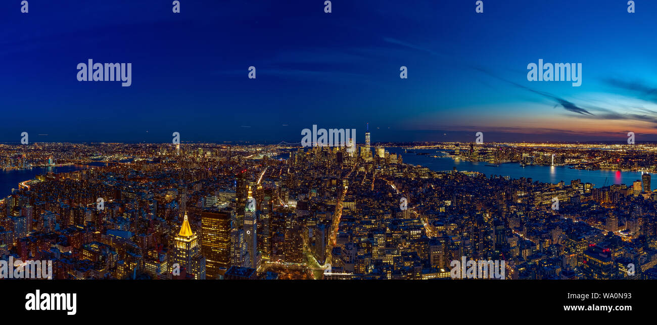 Ein Panorama Bild von New York als vom Empire State Building am frühen Abend gesehen. Stockfoto