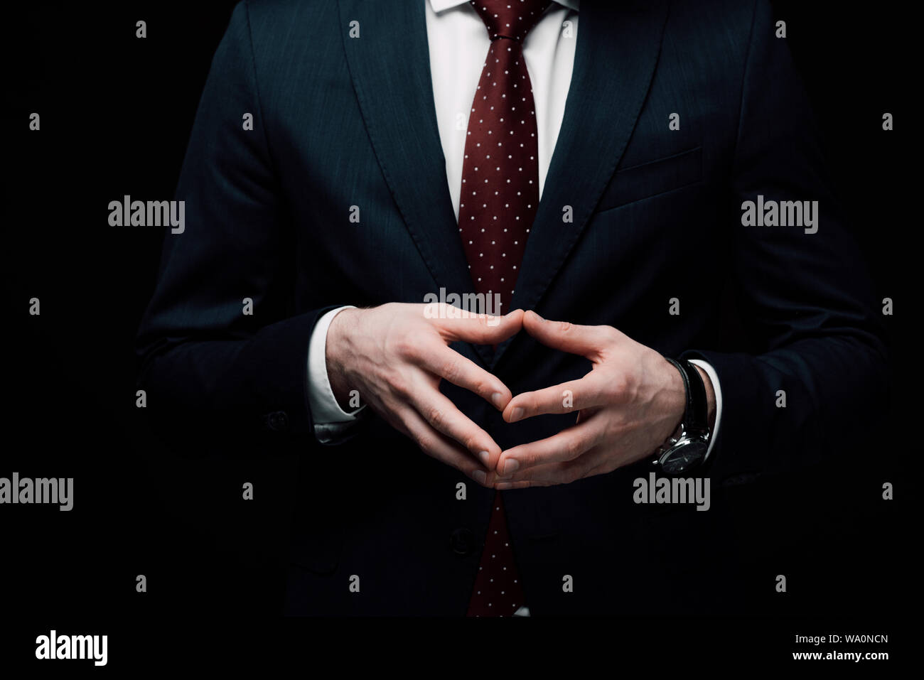 Teilweise mit Blick auf die Unternehmer zuversichtlich zeigen Kirchturm Geste auf Schwarz, menschliche Emotion und Expression Konzept isoliert Stockfoto