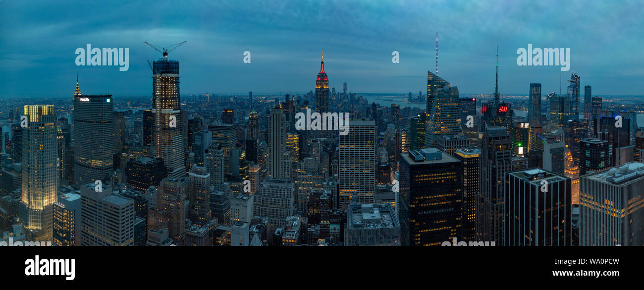 Ein Panorama Bild von New York als von der Spitze des Felsens bei Sonnenuntergang gesehen. Stockfoto