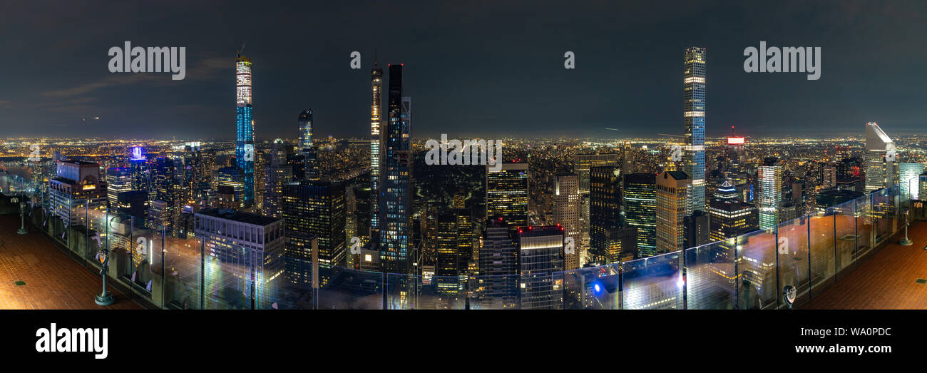 Ein Panorama Bild von New York als von der Spitze des Felsens in der Nacht gesehen. Stockfoto
