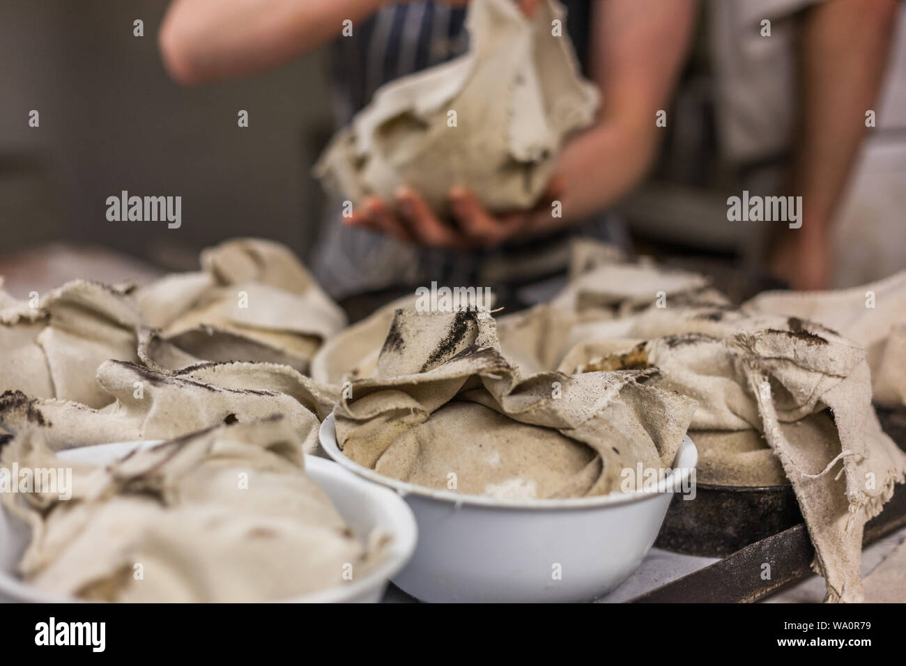 Brote in Tücher beweisen vor dem Backen. Stockfoto