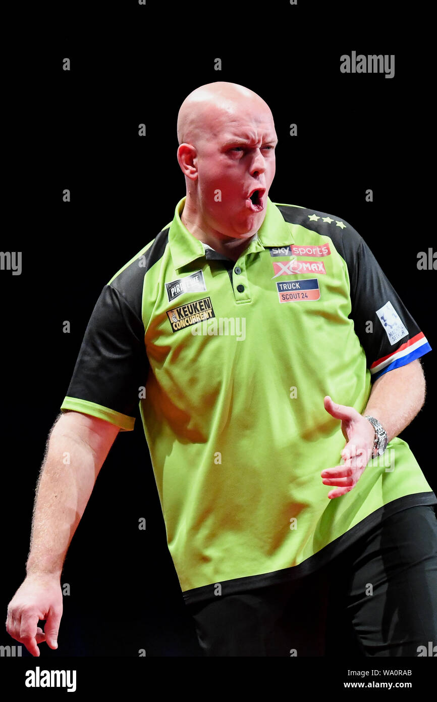 Melbourne, Victoria, Australien. 16. August 2019; Die hisense Arena in Melbourne, Melbourne, Victoria, Australien; Professional Darts Corporation, Melbourne Dart Meister; Michael van Gerwen feiert in seinem Match gegen Tim Pusey - redaktionelle Verwendung. Credit: Aktion Plus Sport Bilder/Alamy leben Nachrichten Stockfoto