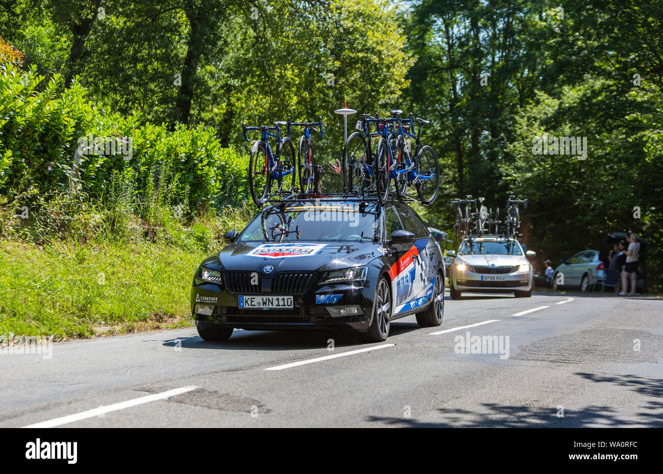 Bosdarros, Frankreich - Juli 19, 2019: Das Auto von weiblichen Team Team WNT-Rotor Pro Cycling Laufwerke in Bosdarros während La Kurs von Le Tour de France 2019 Stockfoto