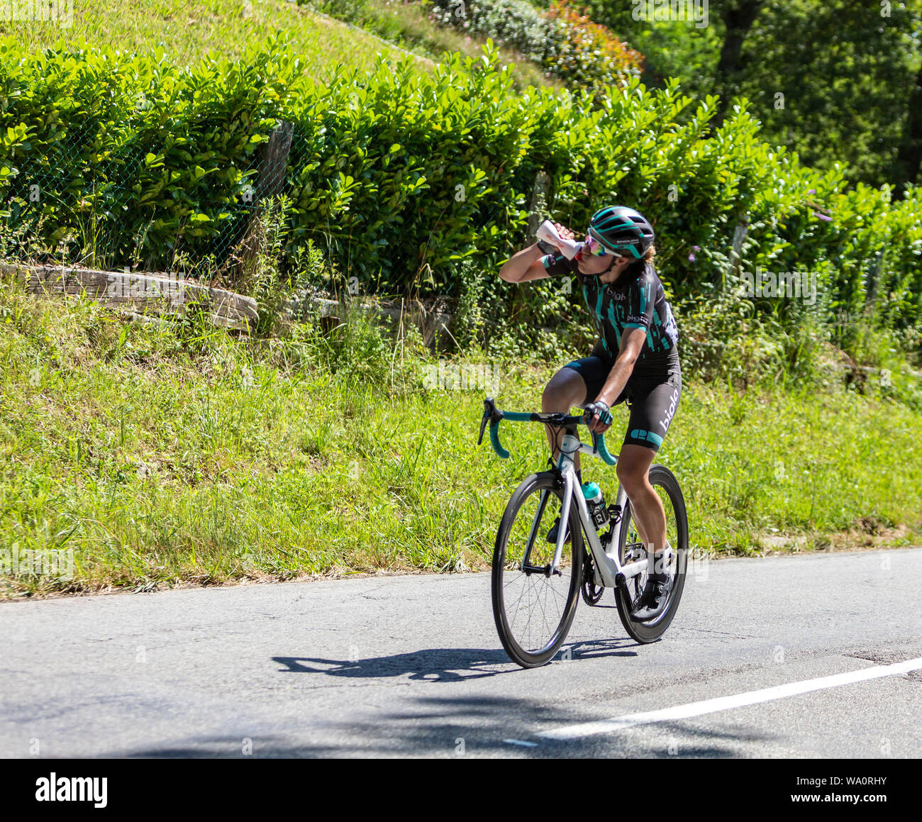 Bosdarros, Frankreich - 19. Juli 2019: Die britische weibliche Radfahrer Elizabeth Banks der Bigla Pro Cycling Team reitet in Bosdarros während La Kurs von Le Tou Stockfoto