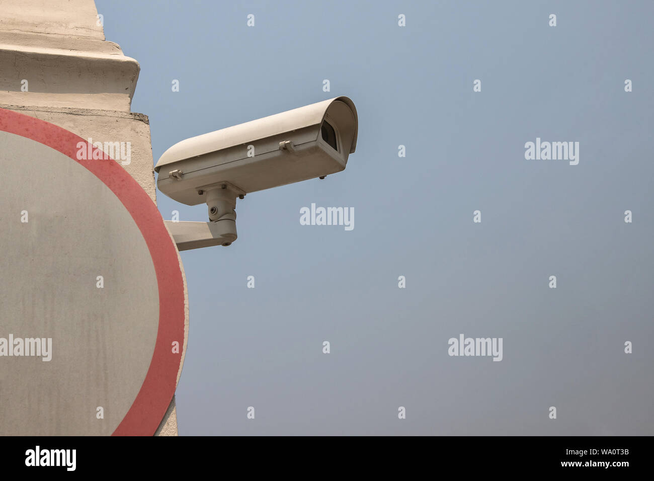 CCTV-Kameras, Überwachungskameras oder Überwachung auf das Tor Stockfoto