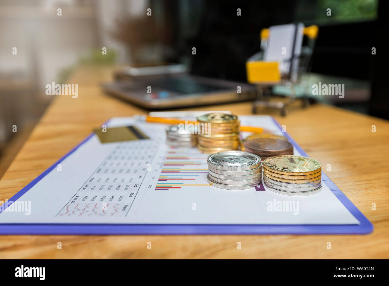 Stapel von goldenen und silbernen Bitcoins (Cryptocurrency) auf Papier graph. Neue virtuelle Geld Konzept. Stockfoto