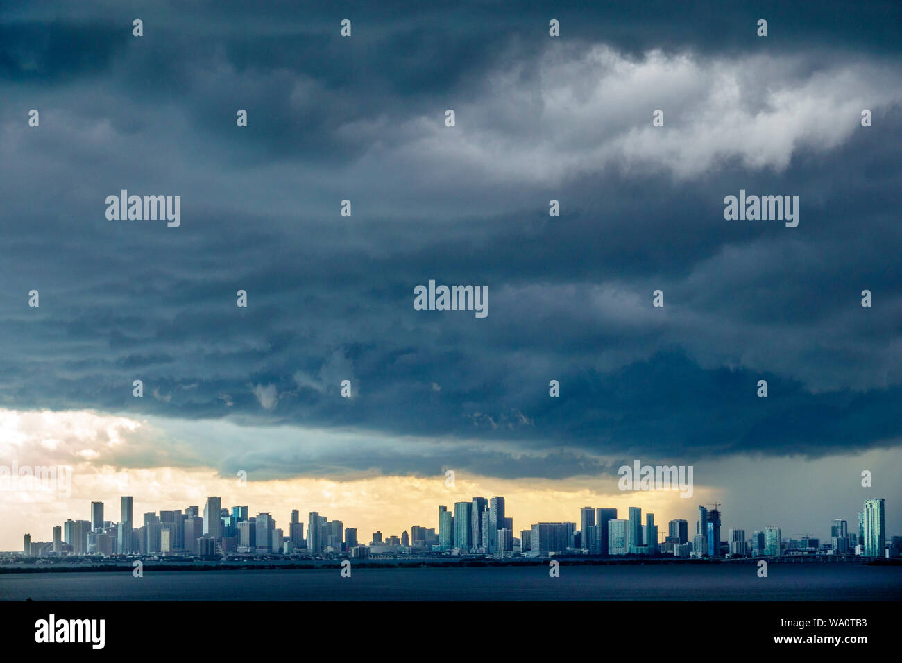 Miami Beach Florida, dunkle Wolken Wetter Himmel Sturm Wolken sammeln, regen, Skyline der Stadt, Biscayne Bay Wasser, Besucher reisen Reise Tour Tourismus Stockfoto