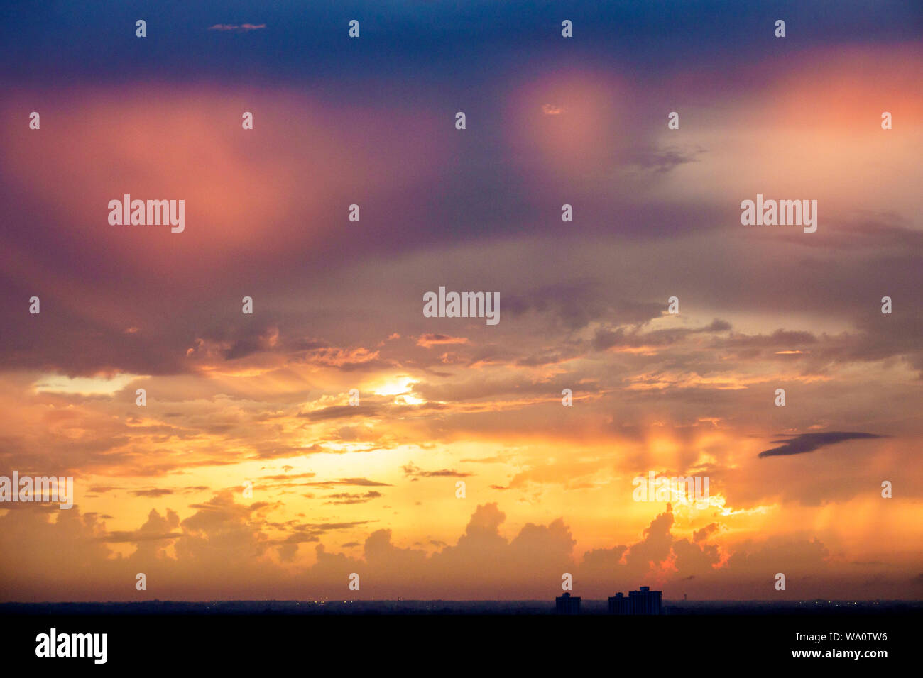 Miami Beach Florida, Wolken Sonnenuntergang Himmel Wetter Sonnenstrahlen, Besucher reisen Reise Reise Tourismus Tourismus Wahrzeichen Kultur Kultur Kultur, Urlaub grou Stockfoto