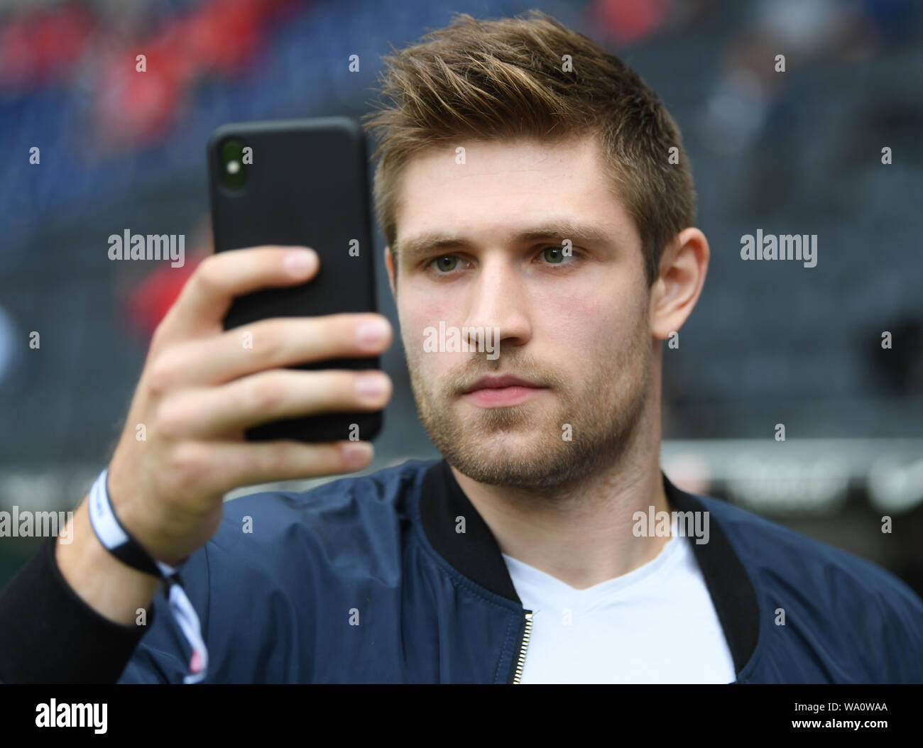 15. August 2019, Hessen, Frankfurt/Main: Fußball: Europa League - Qualifikation, Eintracht Frankfurt - FC Vaduz, 3. Runde, Rückspiel in der Commerzbank Arena. NHL Eishockey star Leon Draisaitl der Edmonton Oilers nimmt Fotos mit seinem Smartphone. Foto: Arne Dedert/dpa Stockfoto