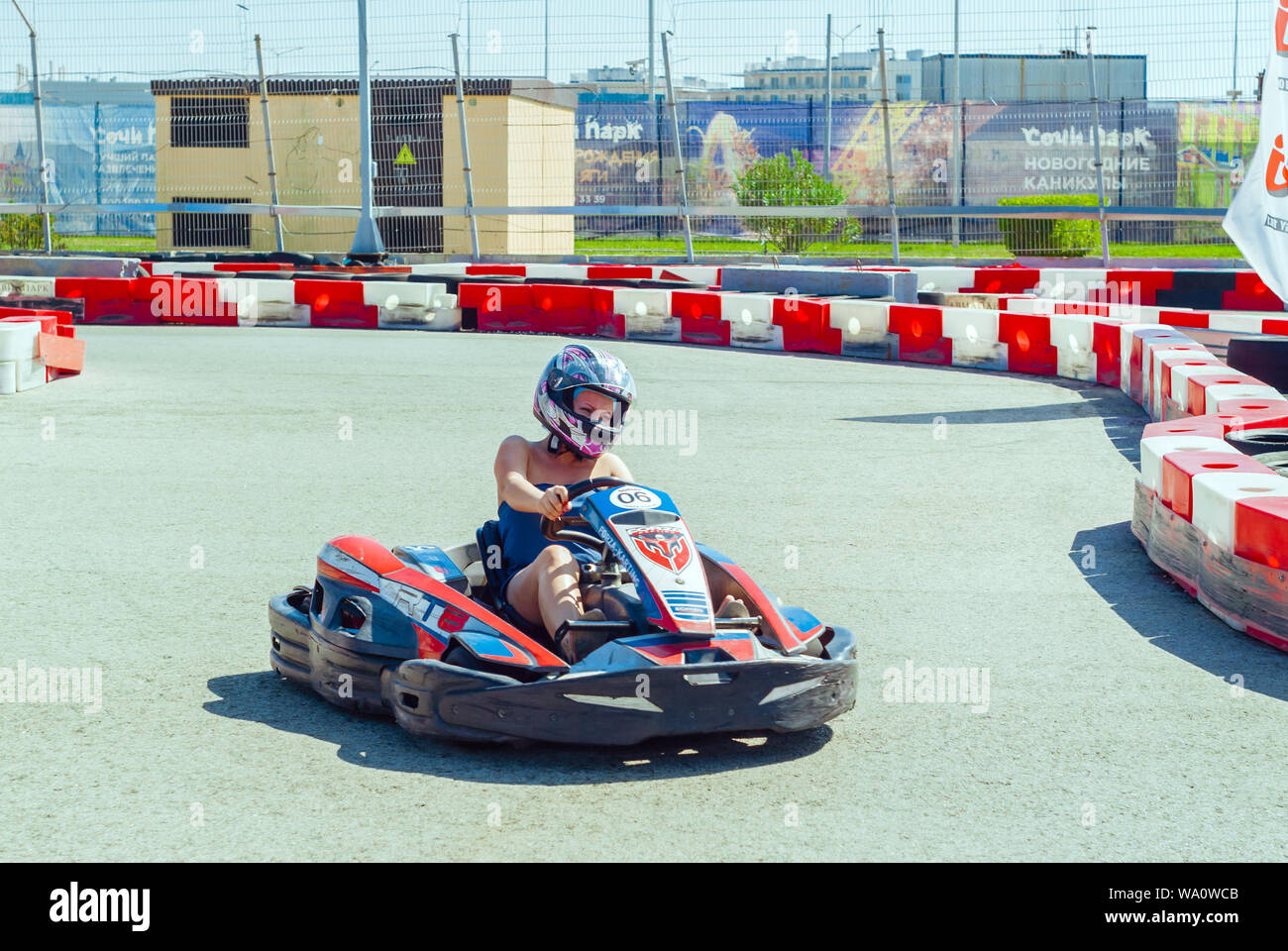 Adler, Russland - 20. September 2017: amateur Frau treibt ein Go-kart auf Sport autotrack Stockfoto
