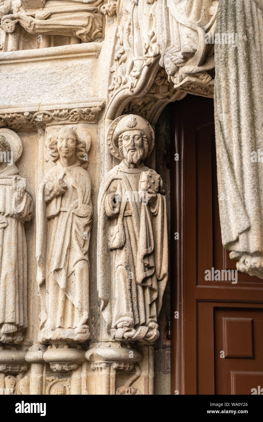 Skulptur des Apostels Jakobus auf dem tympanon der Schule St. Hieronymus. Die Kathedrale von Santiago de Compostela Stockfoto